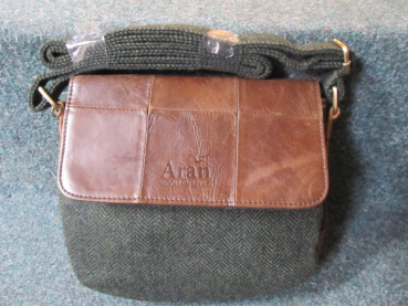 Ledertasche mit dunklem Überwurf